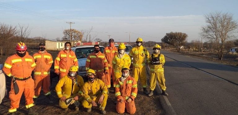 Bomberos de Arroyito se unieron para sofocar el incendio en Salsacate