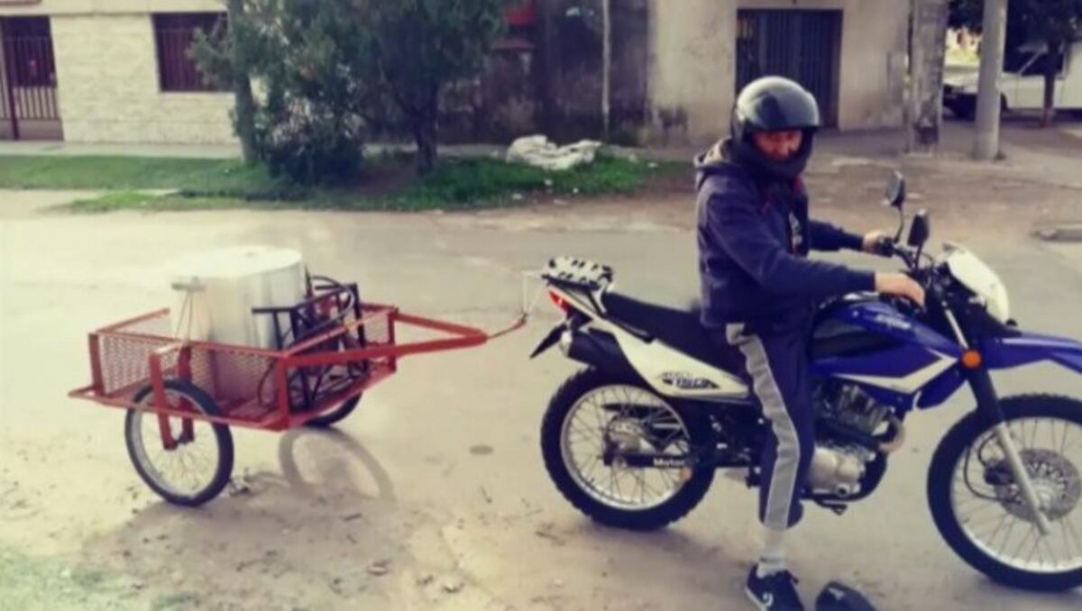 Merendero móvil: en moto recorre la ciudad para llevarle comida a los más necesitados