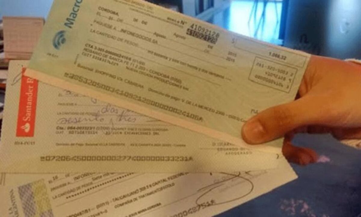 Encontró $18 mil en cheques y los devolvió