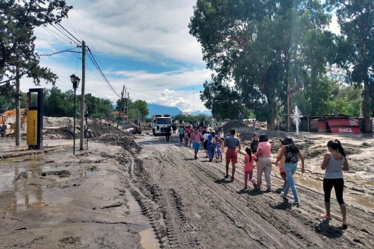 Cafayate quedó tapada por el barro por la crecida del río Chuscha