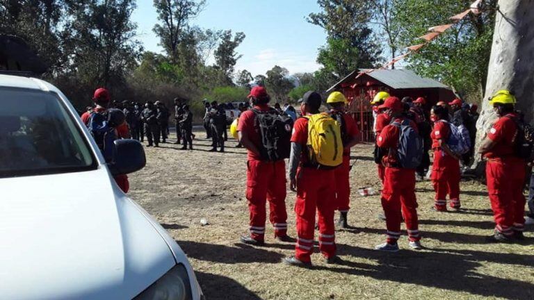 Efectivos de la Policía y Bomberos que fueron desplegados para buscar a Gabriela Cruz en Palpalá.