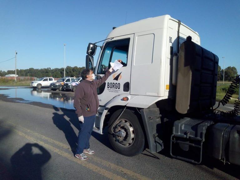 Se entrega a camioneros y transportistas protocolo Covid-19