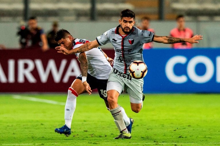 Colón goleó 3 a 0 a Deportivo Municipal en su debut en la Copa Sudamericana