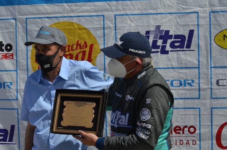 El doctor Gustavo Gatti (a la derecha) recibe de Oscar Boglione la plaqueta con la que Capicor homenajeó al personal de la salud.