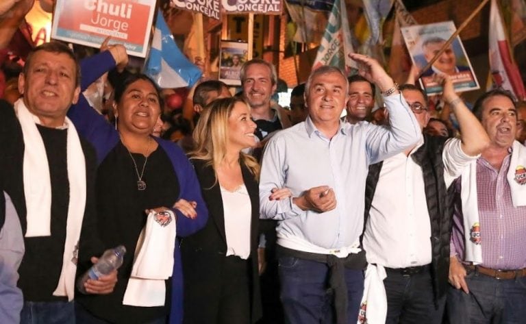 Gerardo Morales, con su esposa Tulia Snopek; Raúl Jorge,  Natalia Sarapura, Alejandro Nieva y Alberto Bernis, encabezando la caminata hacia la plaza Belgrano para el acto de cierre de campaña de Cambia Jujuy.