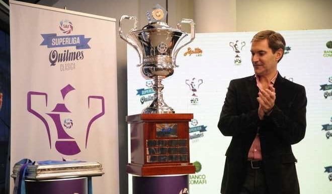 Presentaron la Copa y las medallas que ganarán los campeones de la Superliga Argentina de Fútbol. (Foto: Twitter)