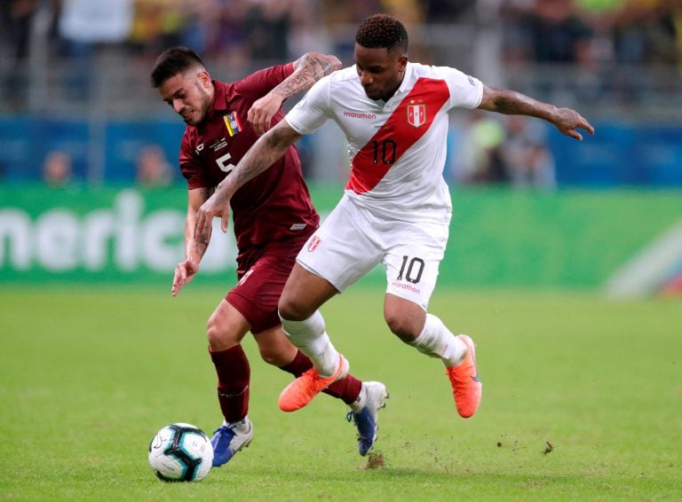 Duelo entre el peruano Jefferson Farfan y el venezolano Junior Moreno )REUTERS/Henry Romero).