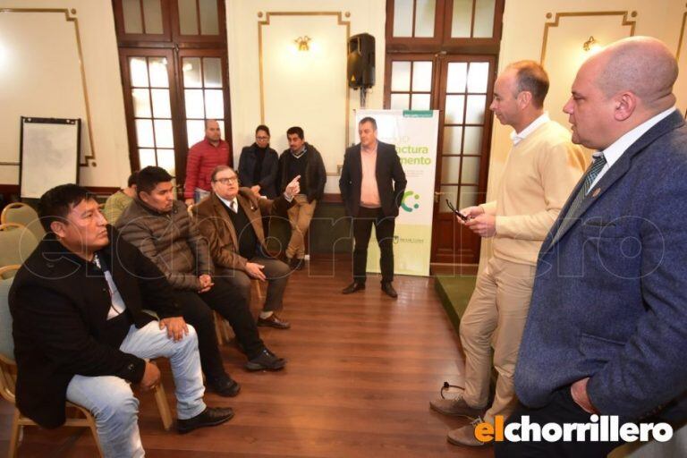 Fueron recibidos por los secretarios de Gobierno, Francisco Petrino, de Hacienda, Esteban Pringles y la asesora letrada municipal, Julieta Rossi.