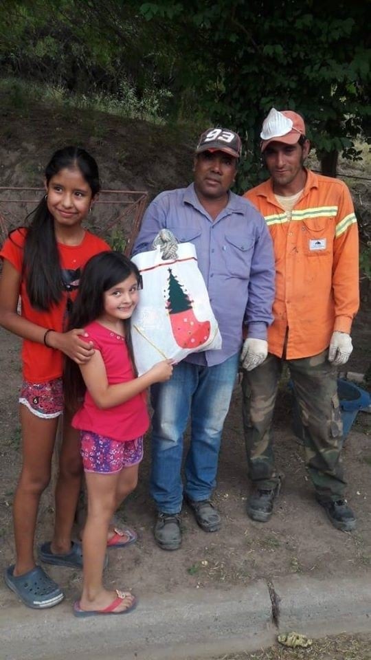 Sorprendieron a los recolectores de basura con bolsas navideñas.