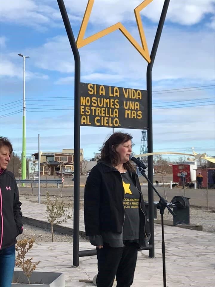 inauguración de monumento estrellas amarillas