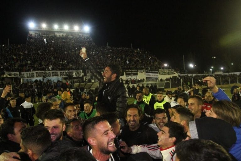 Patricio Cucchi, que se perdió el partido por lesión, se sumó al festejo del ascenso.