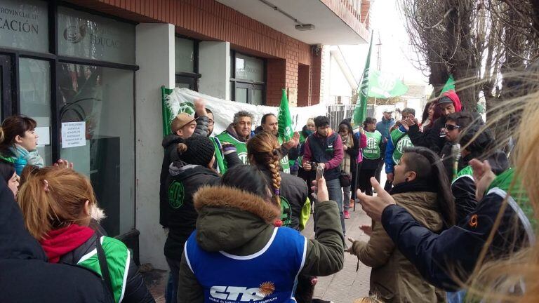 auxiliares de educación manifestación en las afueras del Consejo Provincial de Educación