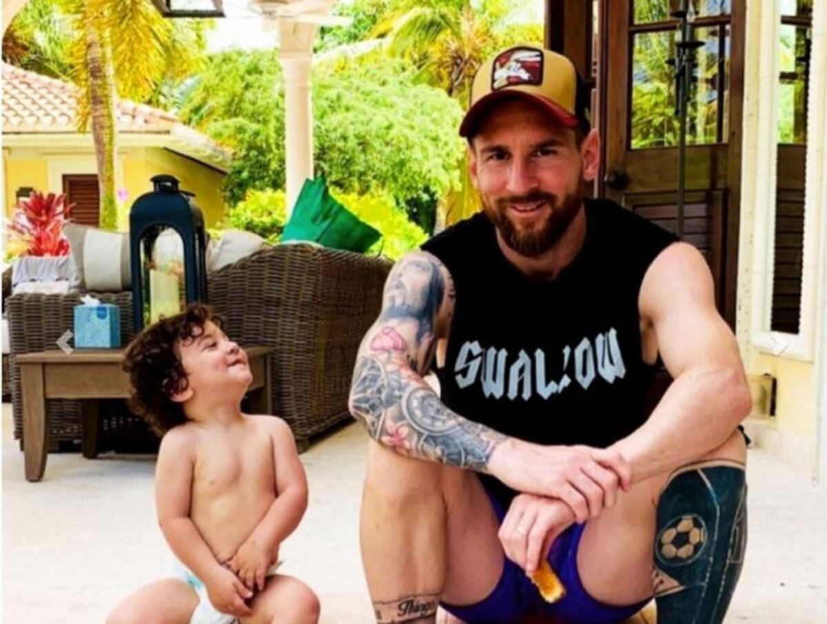 Messi sorprendió a un grupo de niños y jugó con ellos un picadito en plena playa