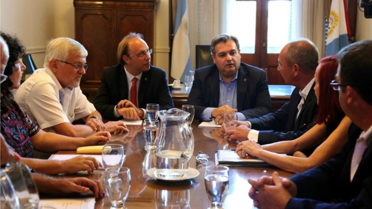 El Gobierno santafesino abre la discusión paritaria con docentes y estatales