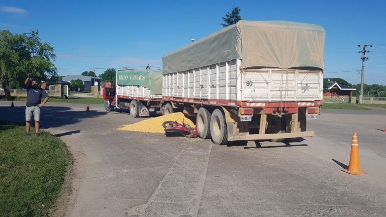 El camión marca Chevrolet C-50 con acoplado era conducido por un hombre de 32 años de San Agustín.