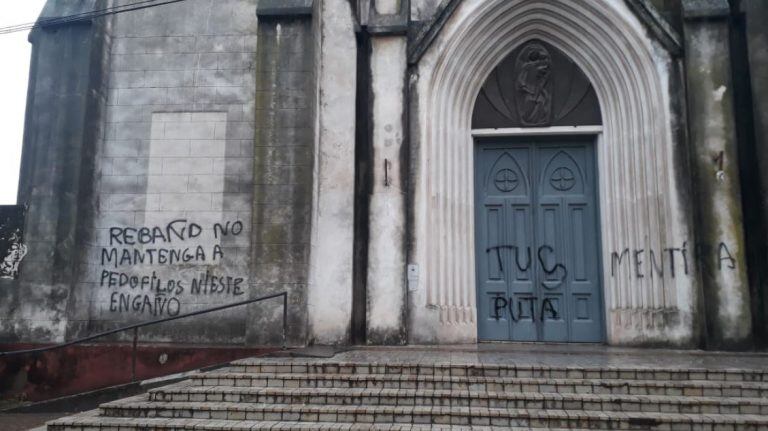 En la parroquia La Merced, de la zona sur de Rosario, hubo pintadas en el frente. (@somosnotrosario)