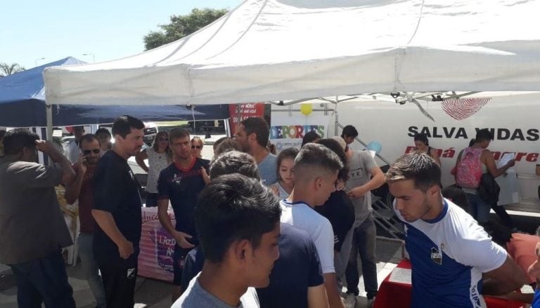 Jugadores salteños donaron sangre en el Hospital Materno Infantil. (Web)