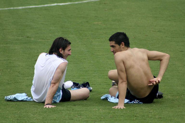 Leo Messi charla con Juan Román Riquelme durante un entrenamiento de la Selección argentina de futbol.