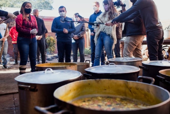 La Comunidad Israelita de Misiones preparó un locro solidario para barrios de Posadas. Aquí con la presencia del gobernador Oscar Herrera Ahuad. (MisionesOnline)