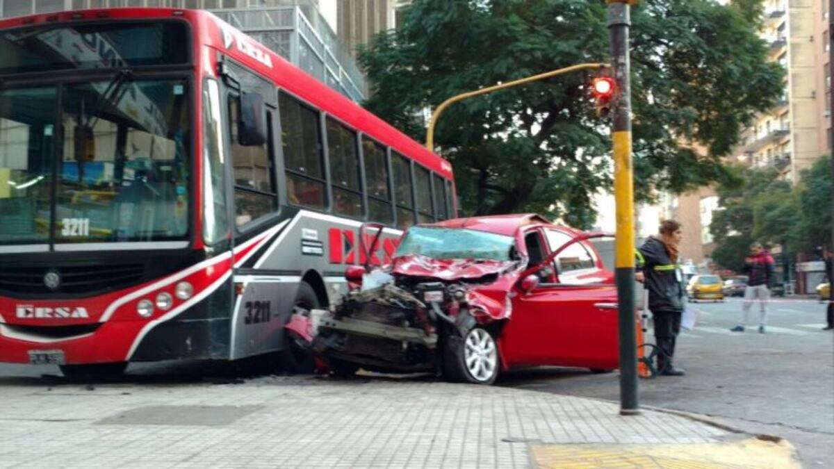 Choque entre auto y colectivo dejó a una joven en grave estado