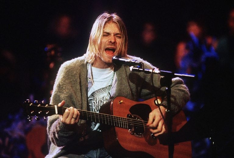 KURT COBAIN CON SU GUITARRA.