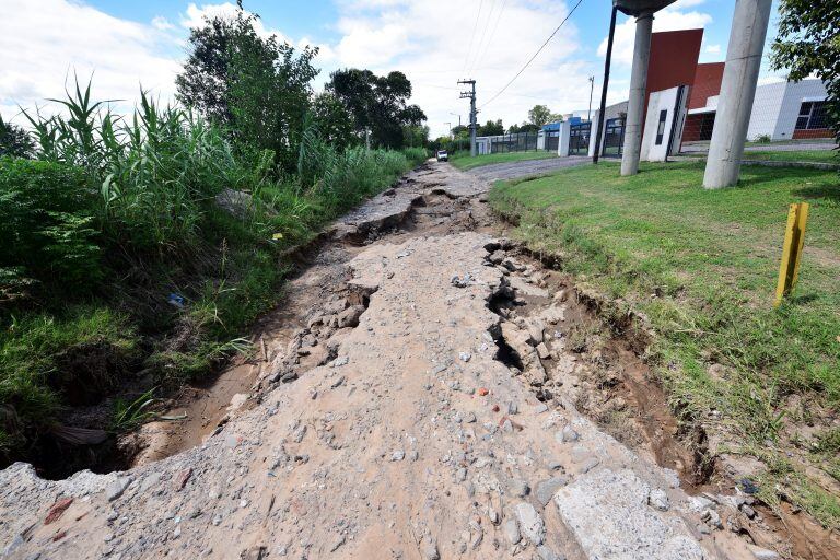 En bulevar De Los Latinos al 7.000 las fábricas no pueden sacar su producción por el estado de las calles.