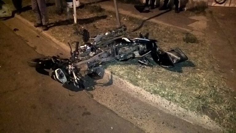 Un motociclista se encuentra muy grave tras un fuerte choque con un auto (Web).