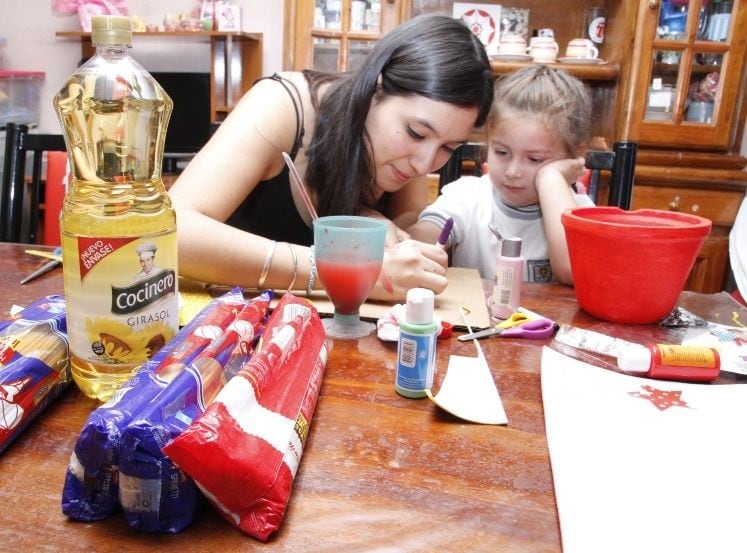 Da clases de apoyo a cambio de comida y útiles.