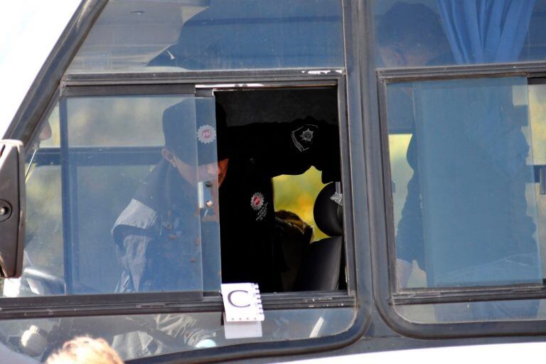 Alrededor de 120 efectivos policiales trabajaban en la autopista a Santa Fe para la recaptura de los presos. (Juan José García)