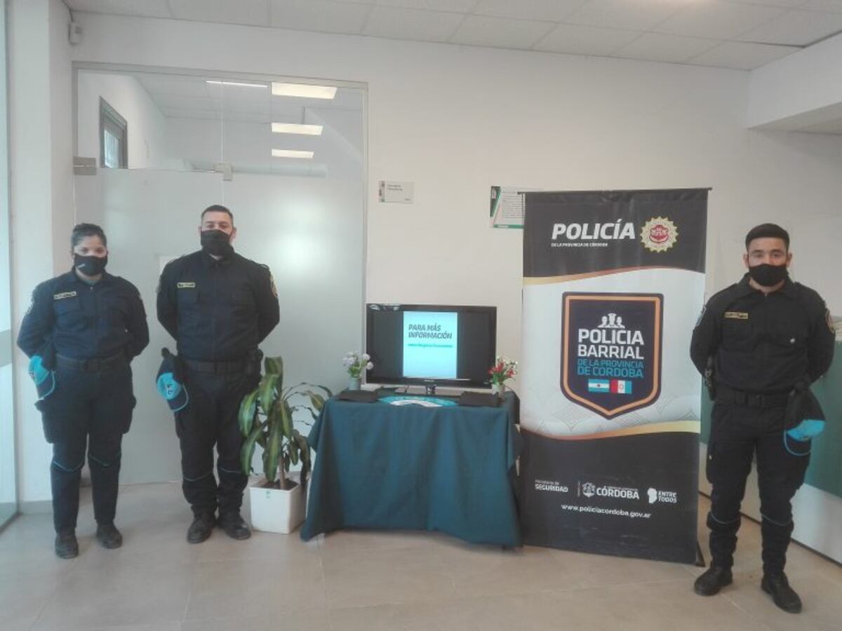Stand de Policía Barrial en la Municipalidad