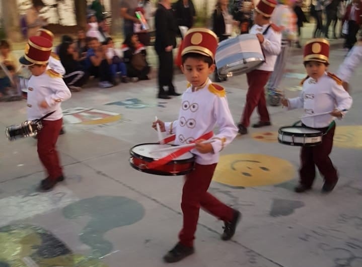 Los pequeños músicos de la banda de la escuela EMDEI, en su paso ante el público.