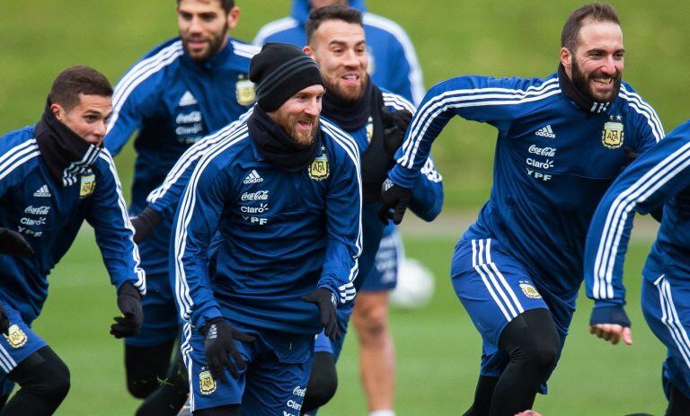 La Selección argentina entrenando en Manchester. (Foto: EFE/ Peter Powell)