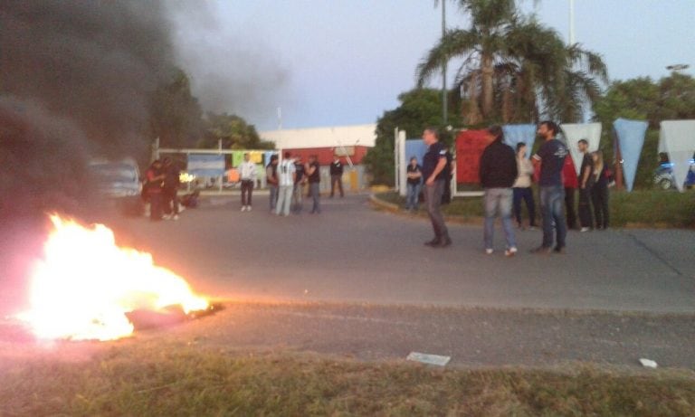 Empleados de Comercio protestaron frente a la sucursal de Carrefour sobre Circunvalación.