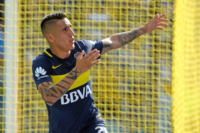 Boca Juniors' forward Ricardo Centurion celebrates after scoring against Sarmiento during their Argentina First Division football match at the La Bombonera stadium in Buenos Aires, on October 16, 2016. / AFP PHOTO / Alejandro PAGNI cancha de boca juniors RICARDO CENTURION campeonato torneo primera division 2016 futbol futbolistas partido boca juniors sarmiento de junin