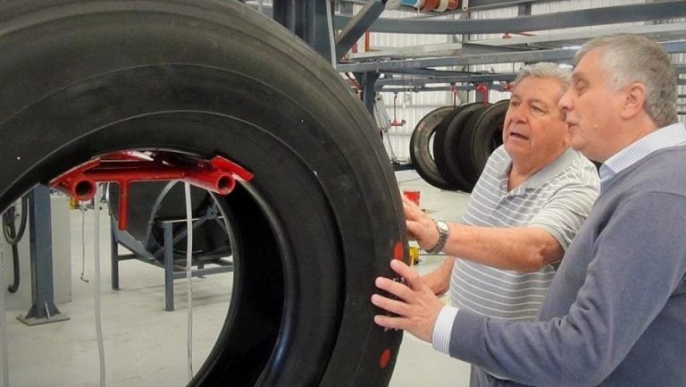 El ministro de la Producción, Ricardo Moralejo, en una visita a la planta industrial (Gobierno de La Pampa)