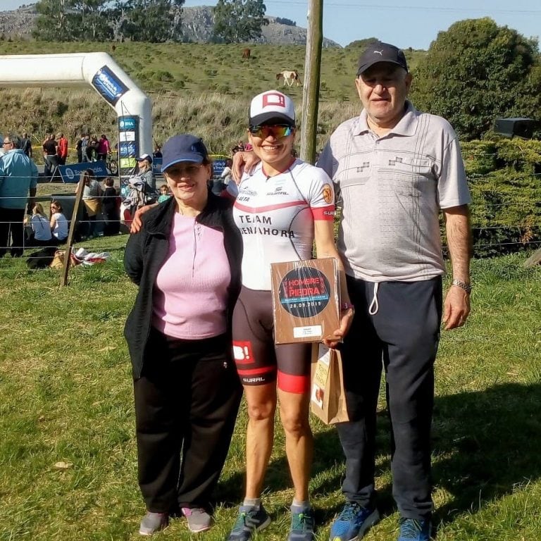 Natalia Coria ganadora en el "Hombre de Piedra" en Tandil junto a su familia