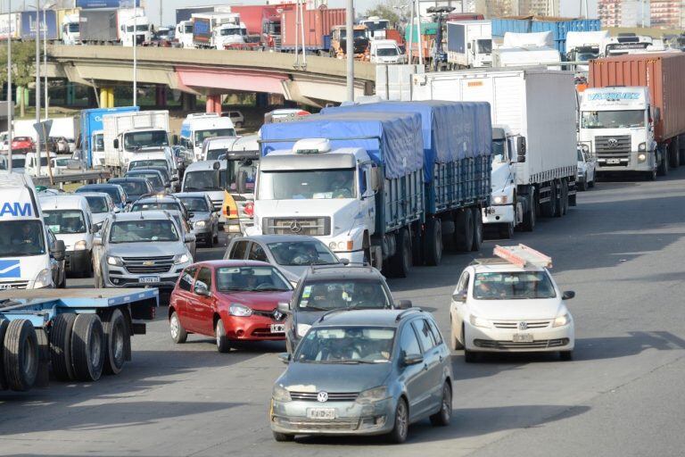 Estrictos controles de las fuerzas de seguridad en los accesos a la ciudad de Buenos Aires (Clarín)