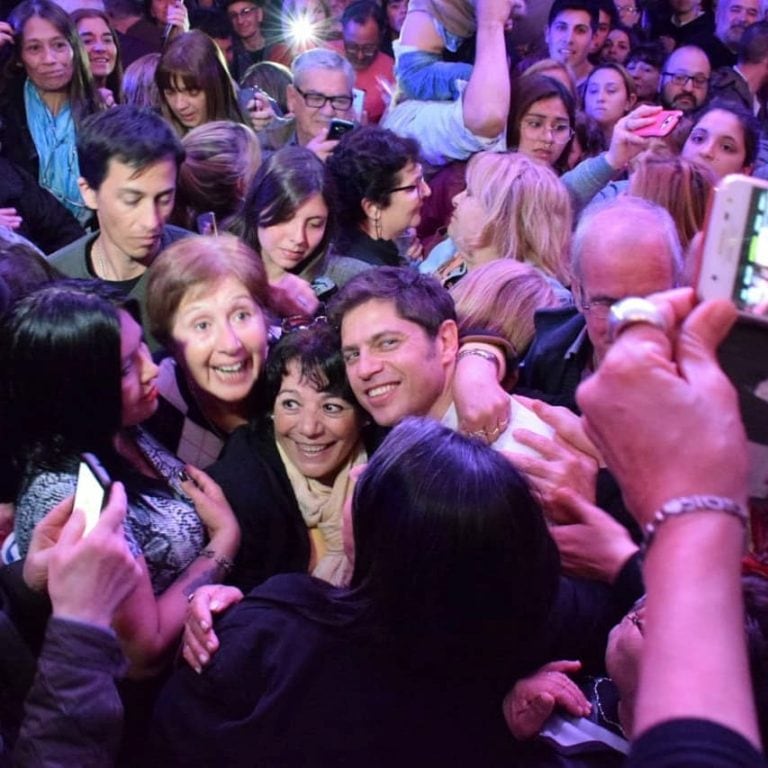 Gran cantidad de cupo femenino durante la visita de Axel Kicillof