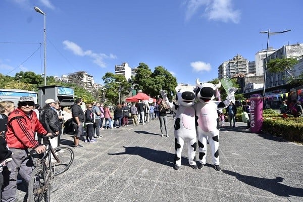 Cotar y Ciudad Futura vendieron leche a 33 pesos en la Plaza Sarmiento. (Ciudad Futura)