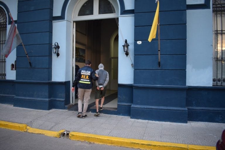 Dos hermanos detenidos por el robo al maxikiosco.
Crédito: PER