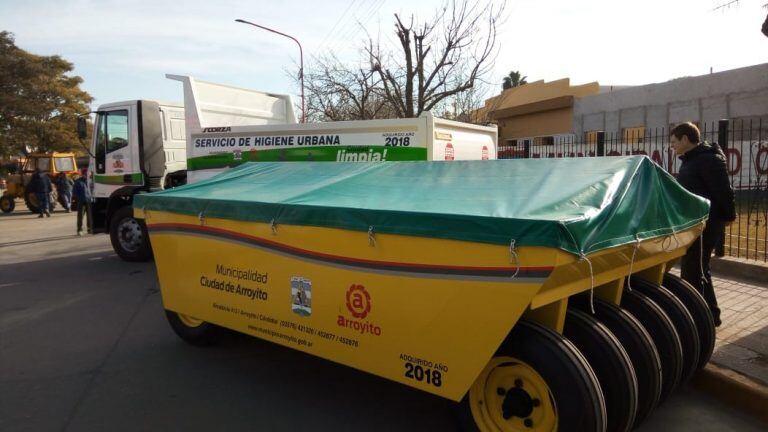 Nuevo camión volcador y máquina compactadora, para el Corralón Municipal.