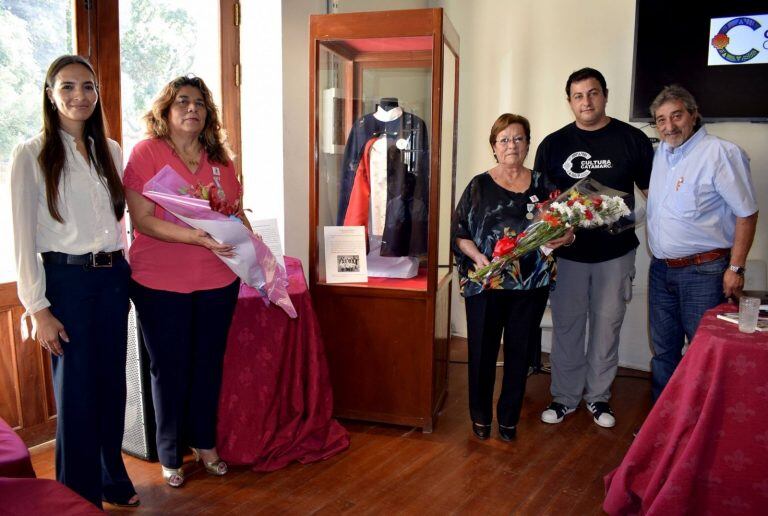 Ester donó el traje que usó durante el conflicto bélico.