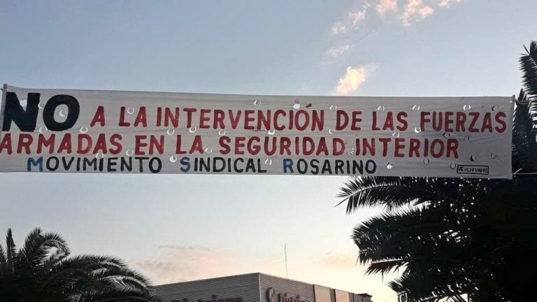 La plaza se llenó de rosarinos rechazando la presencia de las Fuerzas Armadas en la calles.