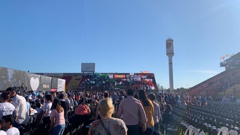 Desde las 15 el ingreso de personas es incesante. Se espera el discurso del candidato del Frente de Todos a las 19.