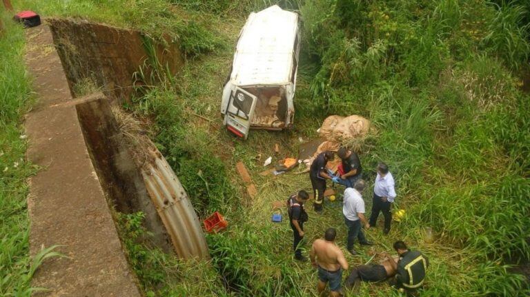 Accidente de tareferos en Jardín América, con 15 heridos, seis de los cuales continúan en el Madariaga. Uno, herido de gravedad. (Misiones Online)