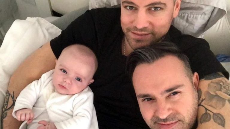 Gabriel y Diego junto al pequeño Gauthier, su hijo y ahijado de Pampita.