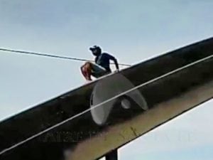 El joven amenazó con arrojarse dle puente carretero que conecta Santa Fe con Santo Tomé.