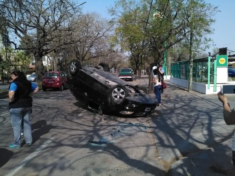 Milagrosamente, ningún peatón pasaba en esos momentos por el lugar, frente a un supermercado.