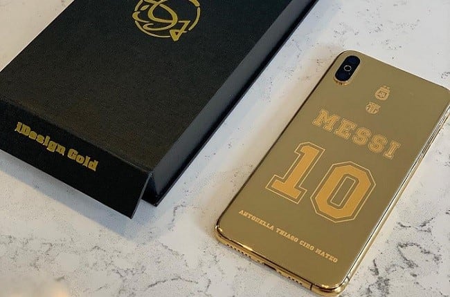 El celular de oro que le regalaron a Messi. (Instagram)