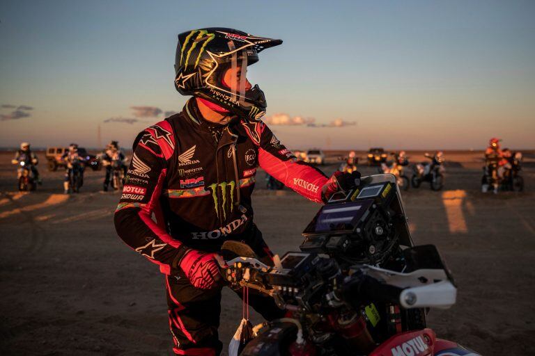 Ricky Brabec, de Estados Unidos, en los momentos previos a la largada de la tercera etapa.